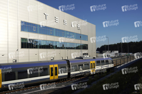 Start des eigenen Bahnshuttle zur Tesla Gigafactory 4 in Grünheide