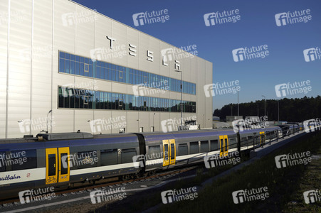 Start des eigenen Bahnshuttle zur Tesla Gigafactory 4 in Grünheide