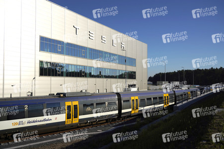 Start des eigenen Bahnshuttle zur Tesla Gigafactory 4 in Grünheide