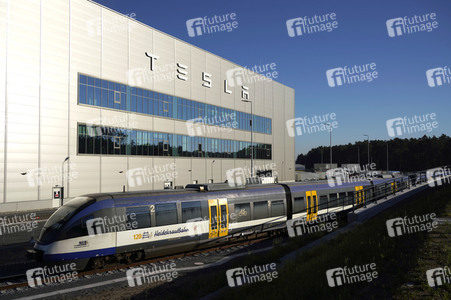 Start des eigenen Bahnshuttle zur Tesla Gigafactory 4 in Grünheide