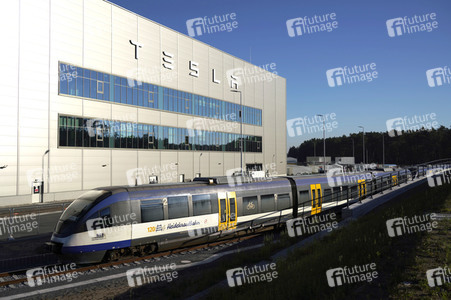 Start des eigenen Bahnshuttle zur Tesla Gigafactory 4 in Grünheide