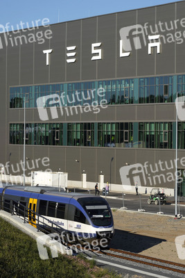 Start des eigenen Bahnshuttle zur Tesla Gigafactory 4 in Grünheide
