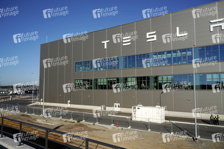 Start des eigenen Bahnshuttle zur Tesla Gigafactory 4 in Grünheide