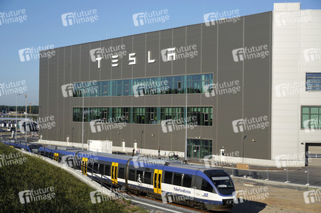 Start des eigenen Bahnshuttle zur Tesla Gigafactory 4 in Grünheide