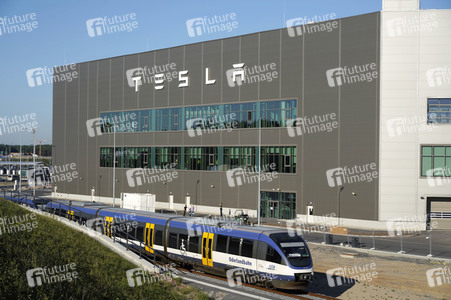Start des eigenen Bahnshuttle zur Tesla Gigafactory 4 in Grünheide