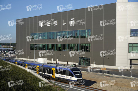 Start des eigenen Bahnshuttle zur Tesla Gigafactory 4 in Grünheide