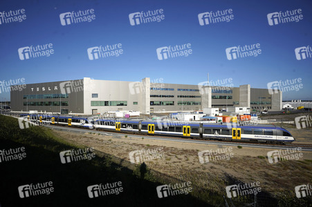 Start des eigenen Bahnshuttle zur Tesla Gigafactory 4 in Grünheide