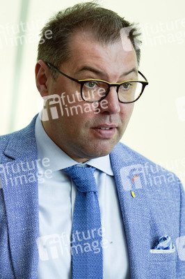 Podiumsdiskussion 'Bring Back Kids to Ukraine: Die Entführung ukrainischer Kinder' in Berlin