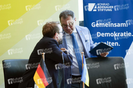 Podiumsdiskussion 'Bring Back Kids to Ukraine: Die Entführung ukrainischer Kinder' in Berlin