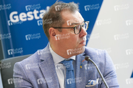 Podiumsdiskussion 'Bring Back Kids to Ukraine: Die Entführung ukrainischer Kinder' in Berlin