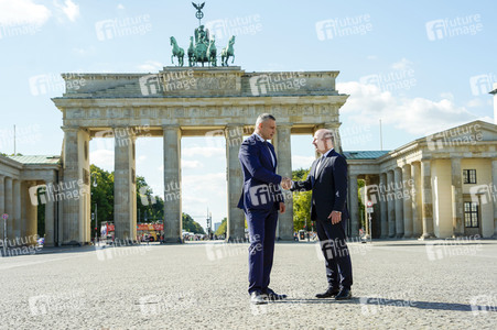 Vitali Klitschko und Kai Wegner am Brandenburger Tor