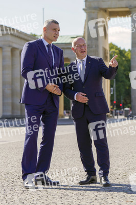 Vitali Klitschko und Kai Wegner am Brandenburger Tor