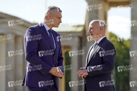 Vitali Klitschko und Kai Wegner am Brandenburger Tor