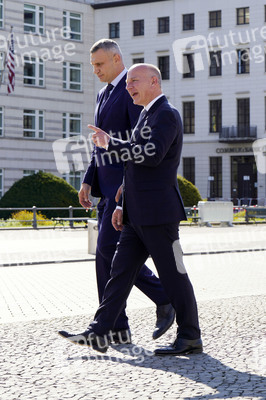 Vitali Klitschko und Kai Wegner am Brandenburger Tor