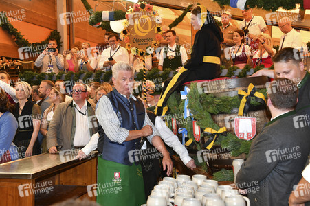 Wiesn Anstich im Schottenhamel Festzelt auf dem Oktoberfest 2023 in München