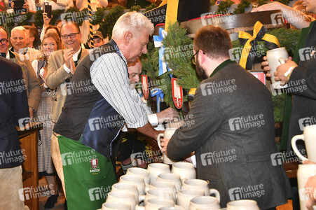 Wiesn Anstich im Schottenhamel Festzelt auf dem Oktoberfest 2023 in München