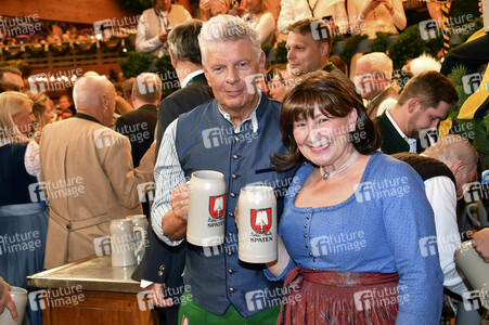 Wiesn Anstich im Schottenhamel Festzelt auf dem Oktoberfest 2023 in München