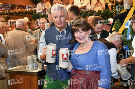 Wiesn Anstich im Schottenhamel Festzelt auf dem Oktoberfest 2023 in München