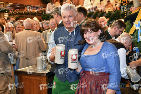 Wiesn Anstich im Schottenhamel Festzelt auf dem Oktoberfest 2023 in München