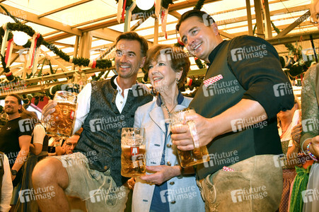 Wiesn Anstich im Schottenhamel Festzelt auf dem Oktoberfest 2023 in München