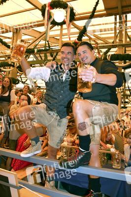 Wiesn Anstich im Schottenhamel Festzelt auf dem Oktoberfest 2023 in München