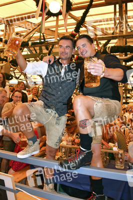 Wiesn Anstich im Schottenhamel Festzelt auf dem Oktoberfest 2023 in München