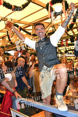 Wiesn Anstich im Schottenhamel Festzelt auf dem Oktoberfest 2023 in München