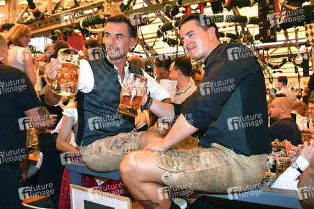 Wiesn Anstich im Schottenhamel Festzelt auf dem Oktoberfest 2023 in München