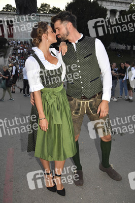Almauftrieb beim Oktoberfest 2023 in München