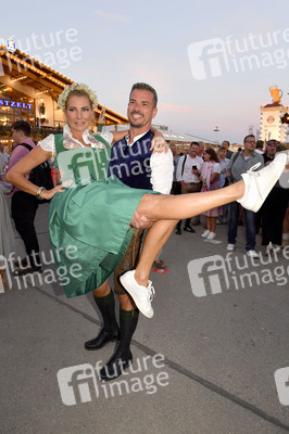 Almauftrieb beim Oktoberfest 2023 in München
