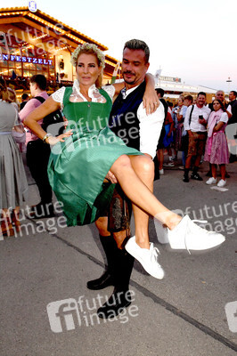 Almauftrieb beim Oktoberfest 2023 in München