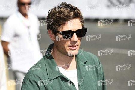 Ankunft von James Norton auf dem San Sebastian International Film Festival 2023