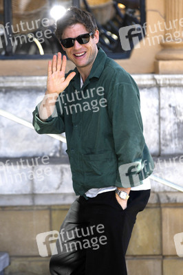 Ankunft von James Norton auf dem San Sebastian International Film Festival 2023