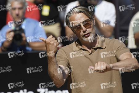 Ankunft von Mads Mikkelsen auf dem San Sebastian International Film Festival 2023