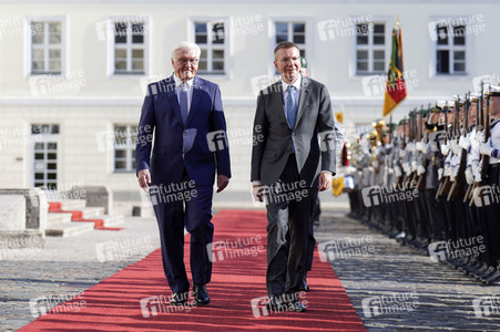 Begrüßung des Präsidenten der Republik Lettland mit militärischen Ehren in Berlin