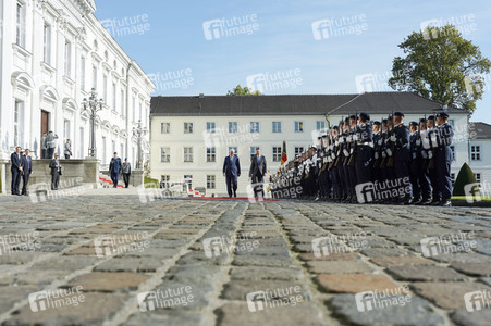 Begrüßung des Präsidenten der Republik Lettland mit militärischen Ehren in Berlin