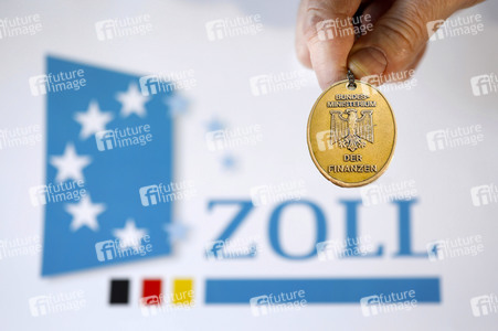 Symbolfoto Zoll-Dienstmarke