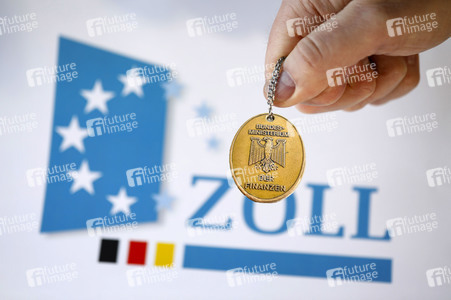 Symbolfoto Zoll-Dienstmarke