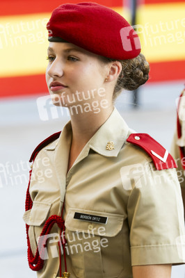Leonor von Spanien bei Kranzniederlegung in Saragossa