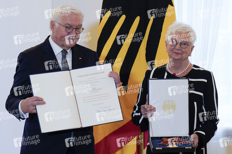 Verleihung des Verdienstordens der Bundesrepublik Deutschland in Berlin