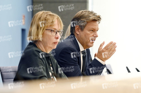 Bundespressekonferenz Vorstellung der Herbstprojektion der Bundesregierung in Berlin