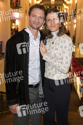 Weltpremiere der 'Falling In Love' Grand Show 2023 in Berlin