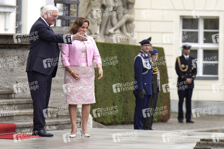 Begrüßung der Präsidentin von Peru mit militärischen Ehren in Berlin