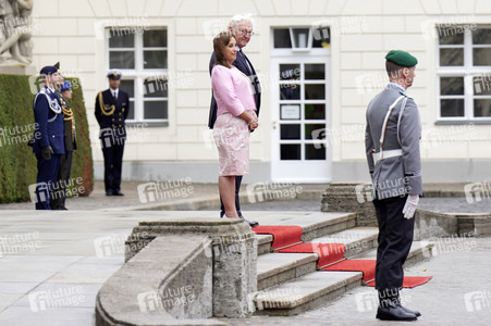 Begrüßung der Präsidentin von Peru mit militärischen Ehren in Berlin