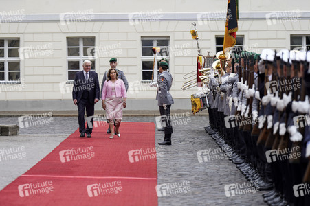 Begrüßung der Präsidentin von Peru mit militärischen Ehren in Berlin