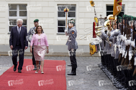 Begrüßung der Präsidentin von Peru mit militärischen Ehren in Berlin