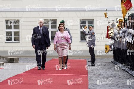 Begrüßung der Präsidentin von Peru mit militärischen Ehren in Berlin