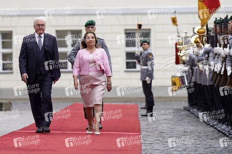 Begrüßung der Präsidentin von Peru mit militärischen Ehren in Berlin