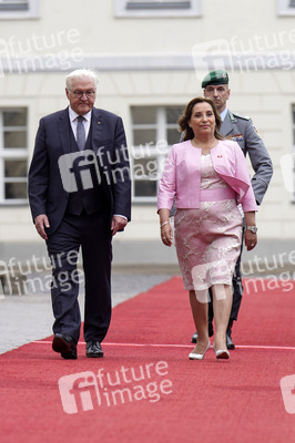 Begrüßung der Präsidentin von Peru mit militärischen Ehren in Berlin