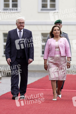 Begrüßung der Präsidentin von Peru mit militärischen Ehren in Berlin
